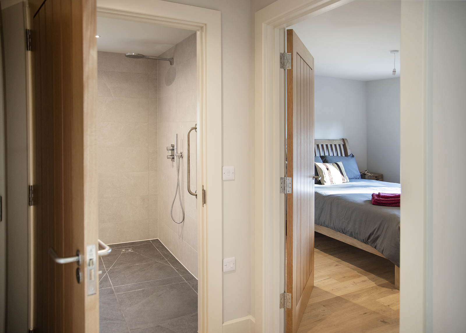 Wheelchair accessible bedroom and wetroom in Oak Cottage 
